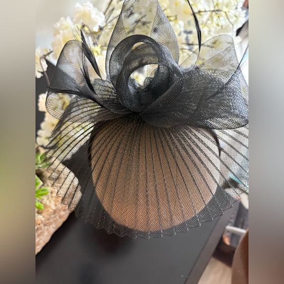 Elegant Black Fascinator - Picture 3 of 3